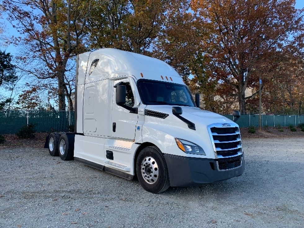Sleeper Tractor-Heavy Duty Tractors-Freightliner-2021-T12664ST-Greensboro-NC-450,450\n\t\tmiles-$ 69,750 - Image 1