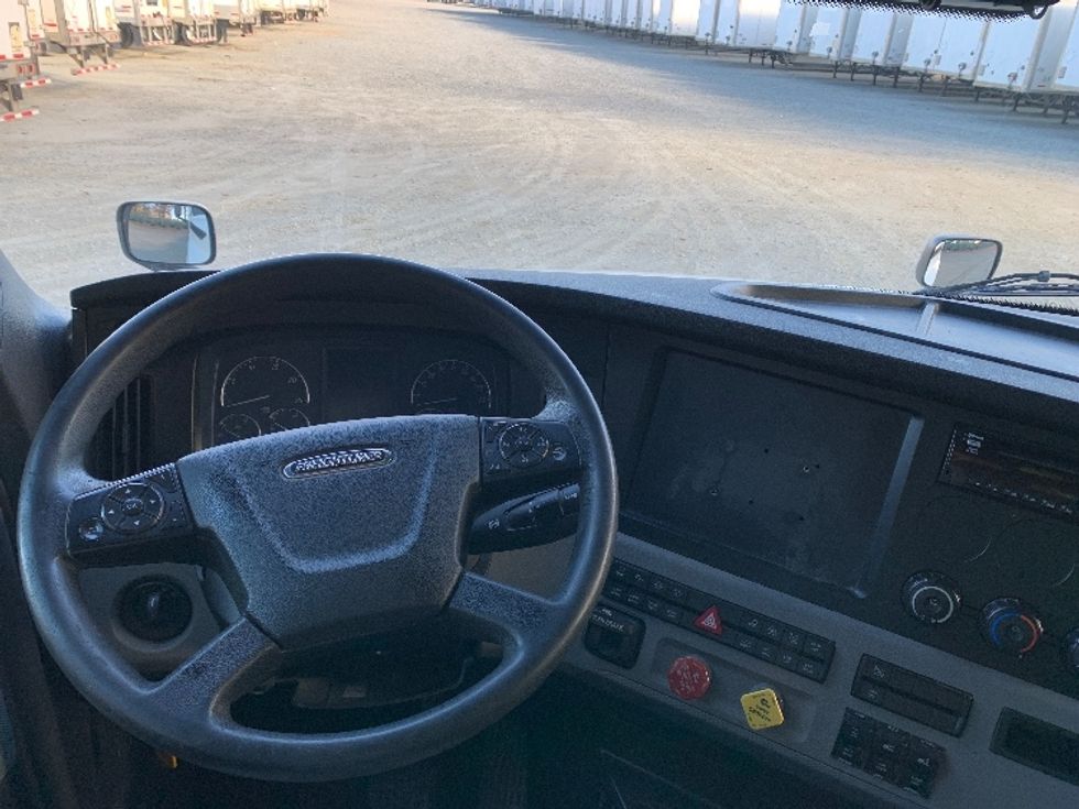 Sleeper Tractor-Heavy Duty Tractors-Freightliner-2021-T12664ST-Greensboro-NC-450,450\n\t\tmiles-$ 69,750 - Image 11