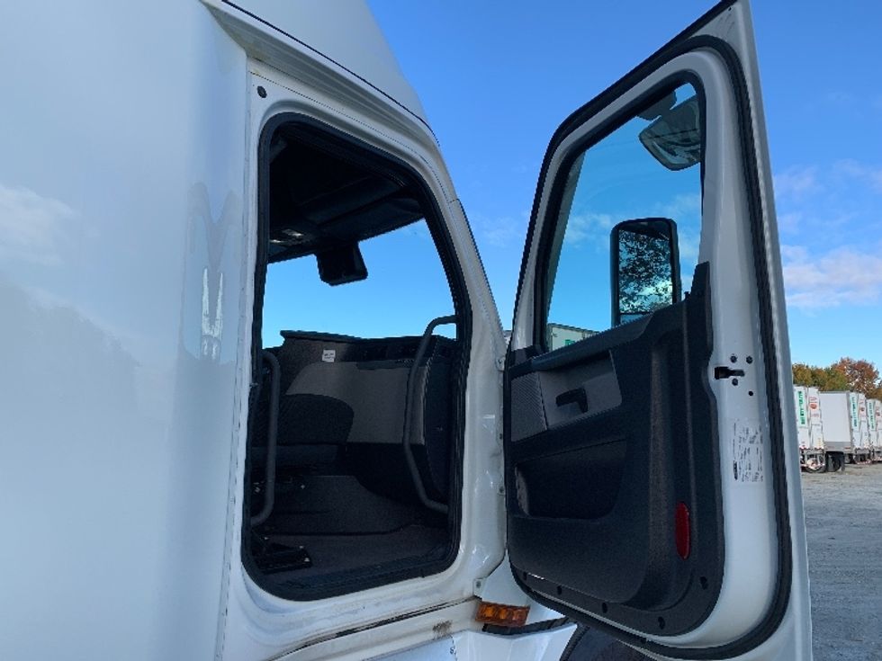 Sleeper Tractor-Heavy Duty Tractors-Freightliner-2021-T12664ST-Greensboro-NC-450,450\n\t\tmiles-$ 69,750 - Image 12