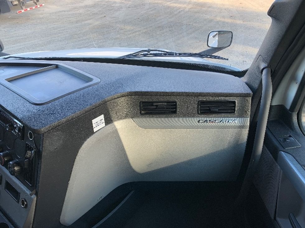 Sleeper Tractor-Heavy Duty Tractors-Freightliner-2021-T12664ST-Greensboro-NC-450,450\n\t\tmiles-$ 69,750 - Image 13