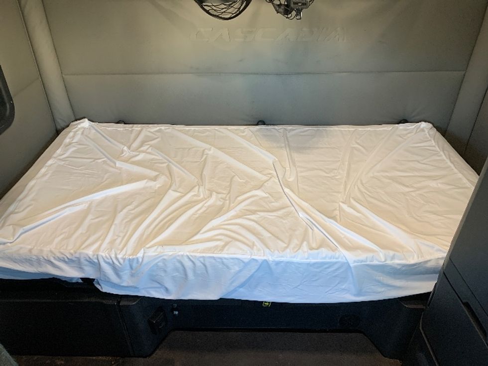 Sleeper Tractor-Heavy Duty Tractors-Freightliner-2021-T12664ST-Greensboro-NC-450,450\n\t\tmiles-$ 69,750 - Image 15