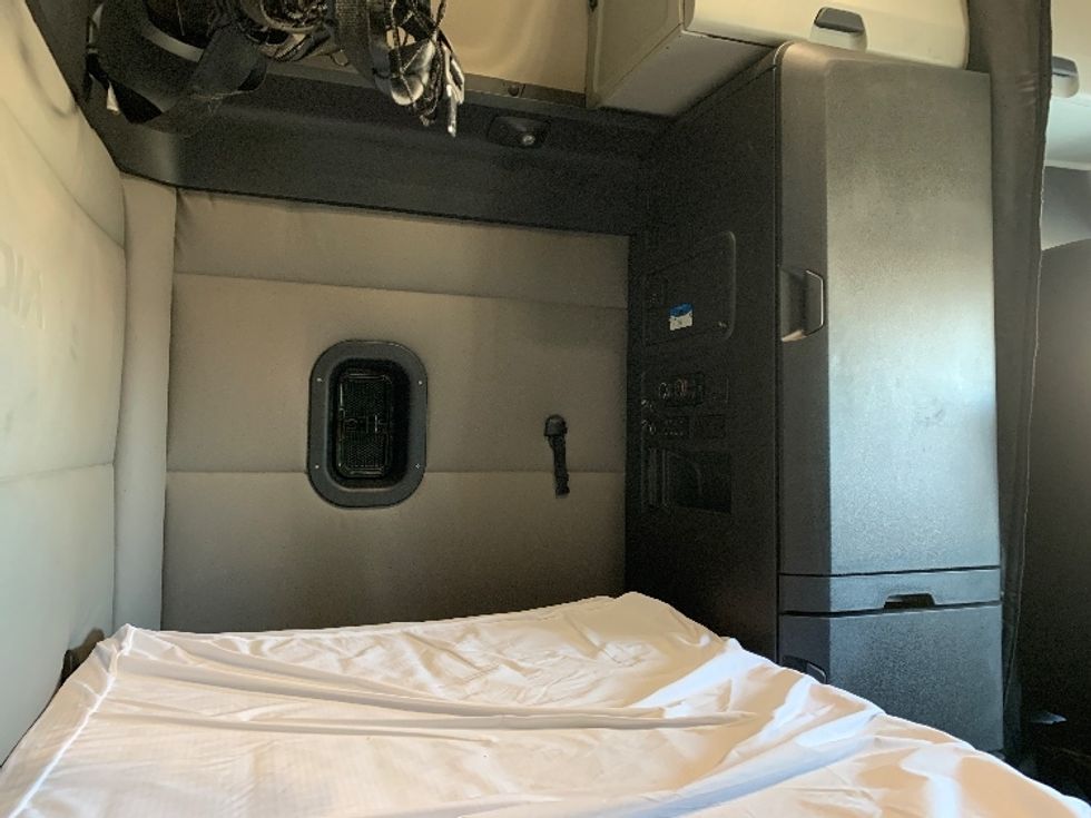 Sleeper Tractor-Heavy Duty Tractors-Freightliner-2021-T12664ST-Greensboro-NC-450,450\n\t\tmiles-$ 69,750 - Image 17