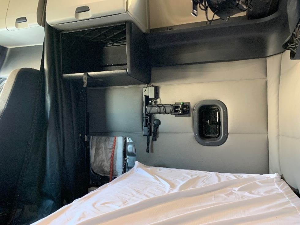 Sleeper Tractor-Heavy Duty Tractors-Freightliner-2021-T12664ST-Greensboro-NC-450,450\n\t\tmiles-$ 69,750 - Image 18