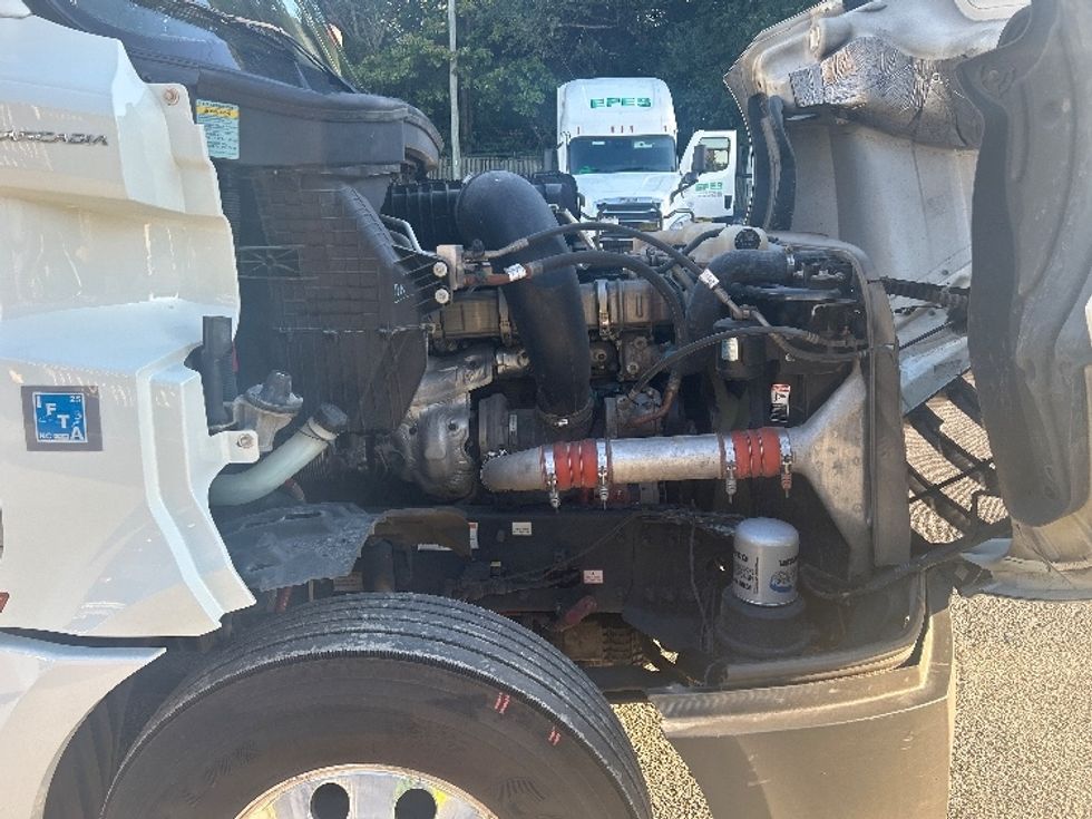 Sleeper Tractor-Heavy Duty Tractors-Freightliner-2021-T12664ST-Greensboro-NC-450,450\n\t\tmiles-$ 69,750 - Image 19