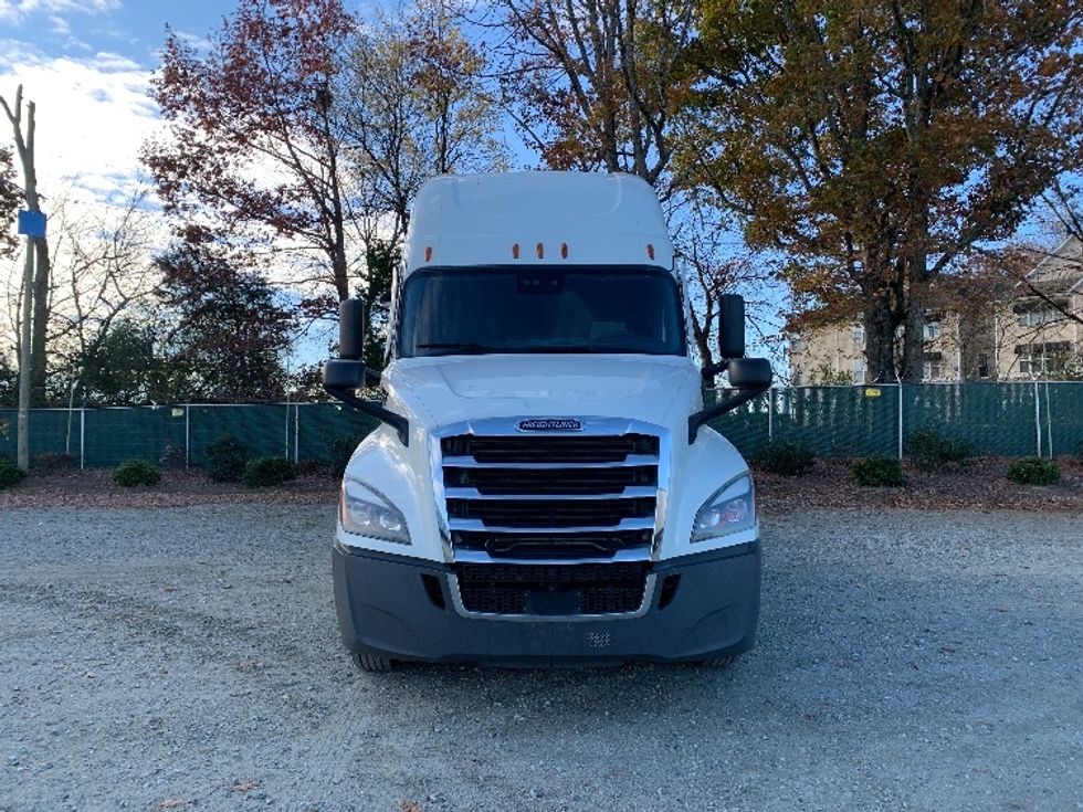 Sleeper Tractor-Heavy Duty Tractors-Freightliner-2021-T12664ST-Greensboro-NC-450,450\n\t\tmiles-$ 69,750 - Image 2