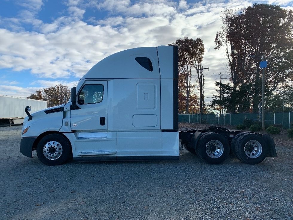 Sleeper Tractor-Heavy Duty Tractors-Freightliner-2021-T12664ST-Greensboro-NC-450,450\n\t\tmiles-$ 69,750 - Image 4