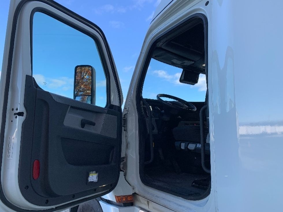 Sleeper Tractor-Heavy Duty Tractors-Freightliner-2021-T12664ST-Greensboro-NC-450,450\n\t\tmiles-$ 69,750 - Image 9