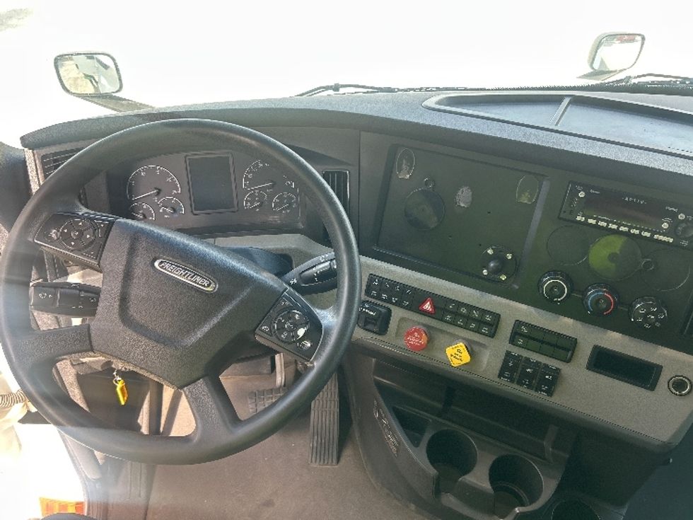 Sleeper Tractor-Heavy Duty Tractors-Freightliner-2021-T12664ST-Greensboro-NC-456,429\n\t\tmiles-$ 69,250 - Image 11