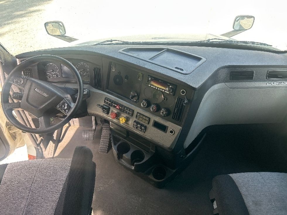 Sleeper Tractor-Heavy Duty Tractors-Freightliner-2021-T12664ST-Greensboro-NC-456,429\n\t\tmiles-$ 69,250 - Image 12