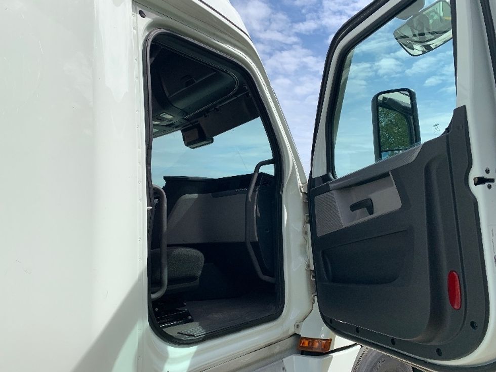 Sleeper Tractor-Heavy Duty Tractors-Freightliner-2021-T12664ST-Greensboro-NC-456,429\n\t\tmiles-$ 69,250 - Image 13