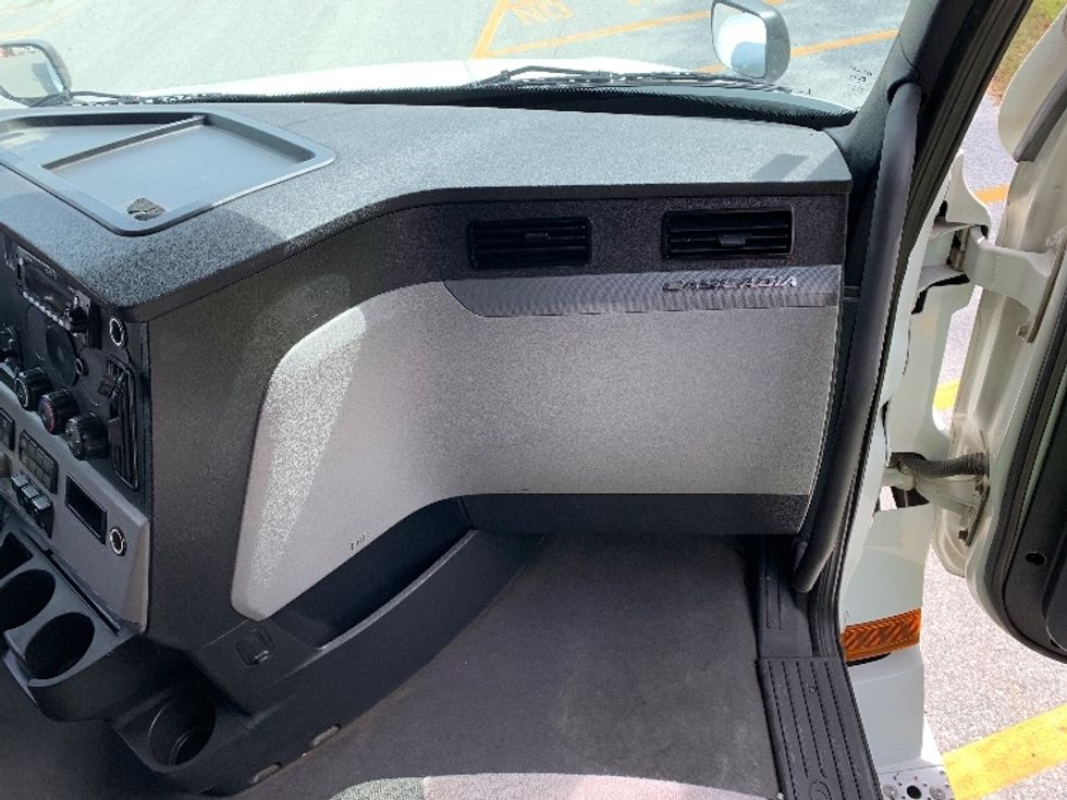 Sleeper Tractor-Heavy Duty Tractors-Freightliner-2021-T12664ST-Greensboro-NC-456,429\n\t\tmiles-$ 69,250 - Image 14