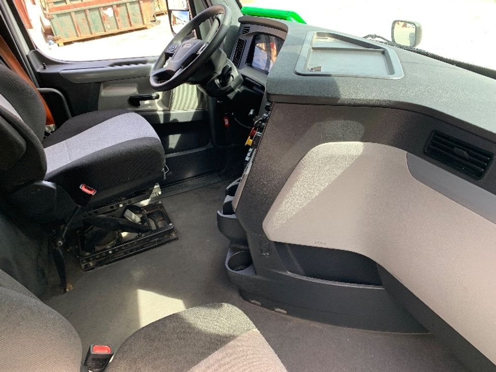 Sleeper Tractor-Heavy Duty Tractors-Freightliner-2021-T12664ST-Greensboro-NC-456,429\n\t\tmiles-$ 69,250 - Image 15