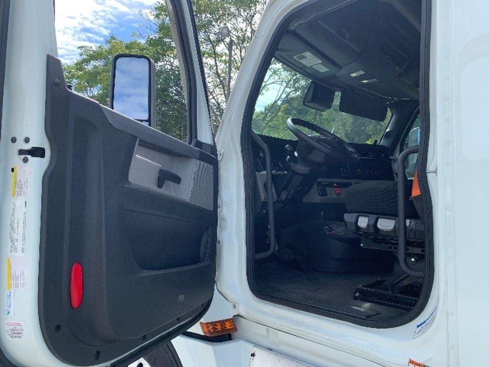 Sleeper Tractor-Heavy Duty Tractors-Freightliner-2021-T12664ST-Greensboro-NC-456,429\n\t\tmiles-$ 69,250 - Image 9