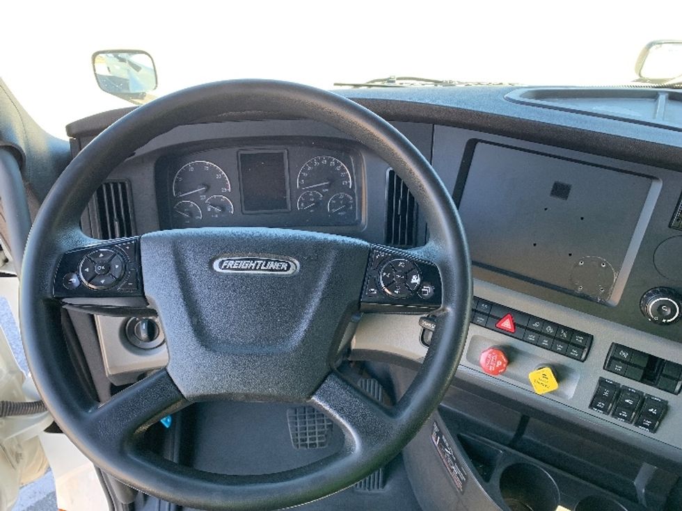 Sleeper Tractor-Heavy Duty Tractors-Freightliner-2021-T12664ST-Greensboro-NC-460,957\n\t\tmiles-$ 69,000 - Image 11