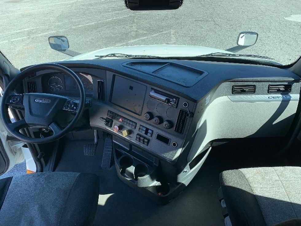 Sleeper Tractor-Heavy Duty Tractors-Freightliner-2021-T12664ST-Greensboro-NC-460,957\n\t\tmiles-$ 69,000 - Image 12