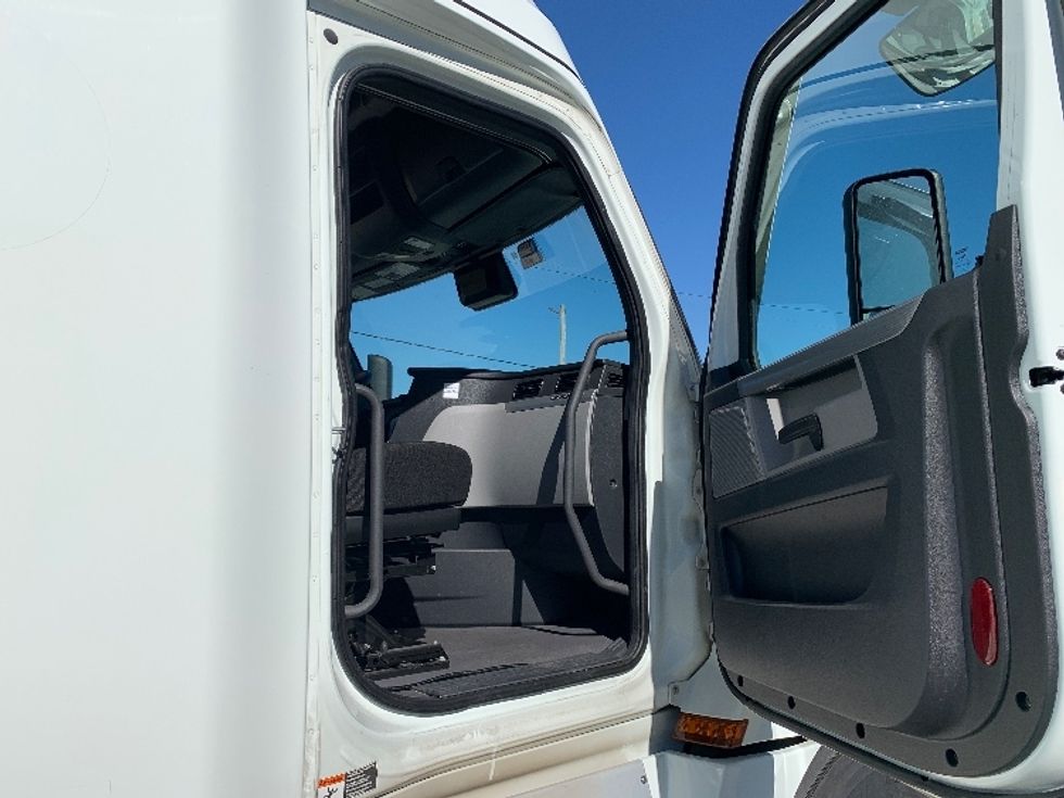 Sleeper Tractor-Heavy Duty Tractors-Freightliner-2021-T12664ST-Greensboro-NC-460,957\n\t\tmiles-$ 69,000 - Image 13