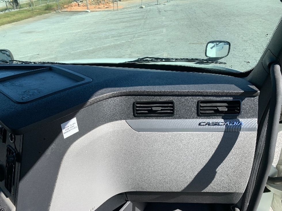 Sleeper Tractor-Heavy Duty Tractors-Freightliner-2021-T12664ST-Greensboro-NC-460,957\n\t\tmiles-$ 69,000 - Image 14