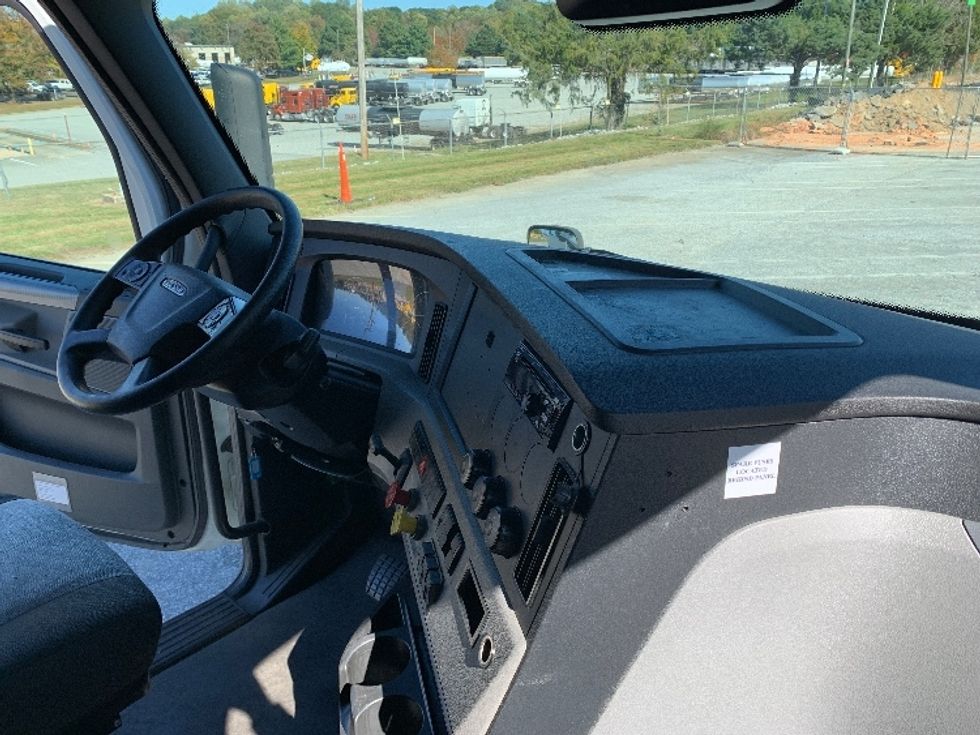 Sleeper Tractor-Heavy Duty Tractors-Freightliner-2021-T12664ST-Greensboro-NC-460,957\n\t\tmiles-$ 69,000 - Image 15