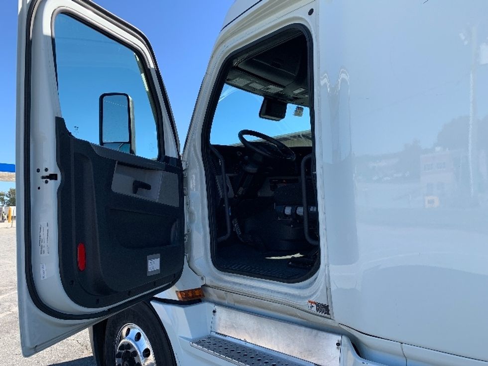 Sleeper Tractor-Heavy Duty Tractors-Freightliner-2021-T12664ST-Greensboro-NC-460,957\n\t\tmiles-$ 69,000 - Image 9