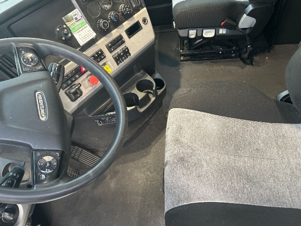 Sleeper Tractor-Heavy Duty Tractors-Freightliner-2021-T12664ST-Greensboro-NC-462,470\n\t\tmiles-$ 68,750 - Image 10