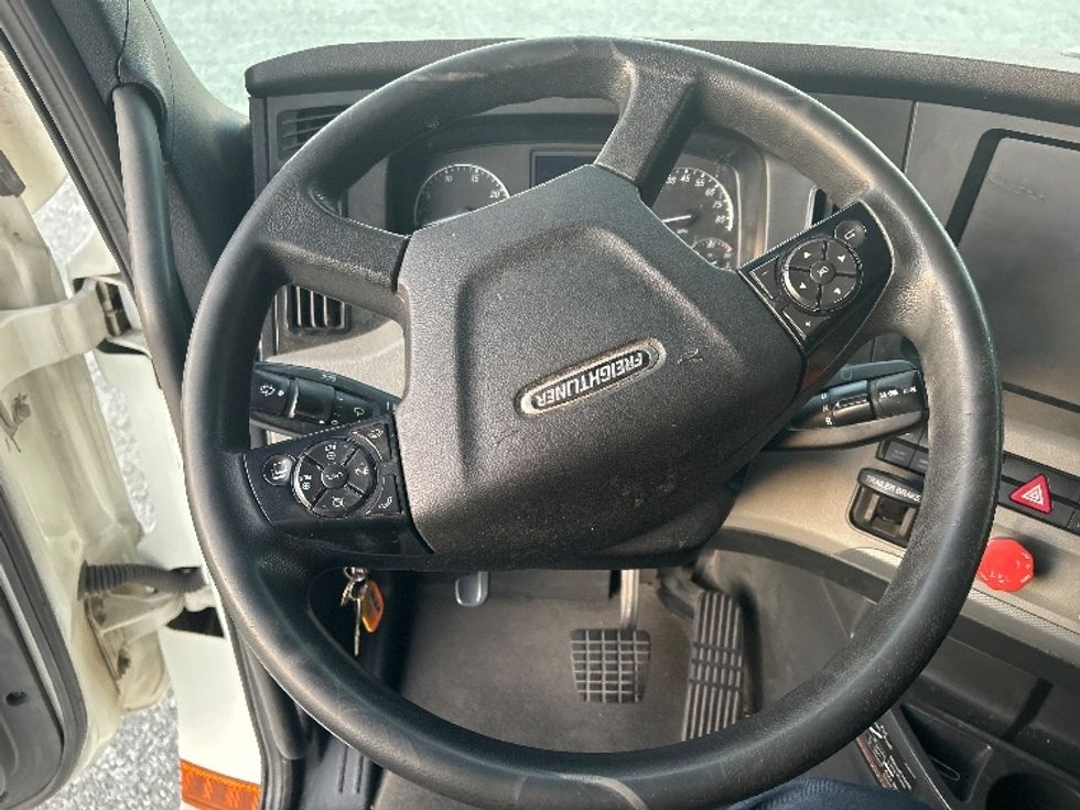 Sleeper Tractor-Heavy Duty Tractors-Freightliner-2021-T12664ST-Greensboro-NC-462,470\n\t\tmiles-$ 68,750 - Image 11