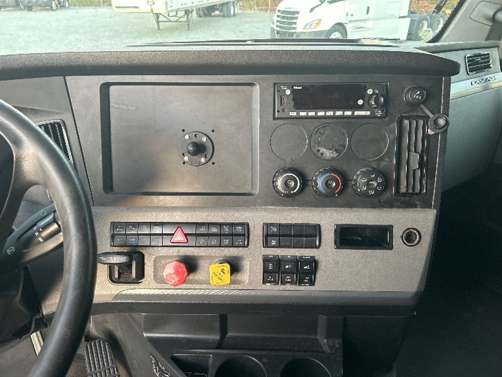 Sleeper Tractor-Heavy Duty Tractors-Freightliner-2021-T12664ST-Greensboro-NC-462,470\n\t\tmiles-$ 68,750 - Image 12