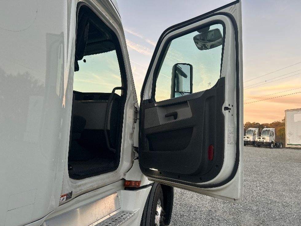 Sleeper Tractor-Heavy Duty Tractors-Freightliner-2021-T12664ST-Greensboro-NC-462,470\n\t\tmiles-$ 68,750 - Image 13