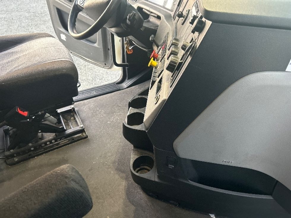 Sleeper Tractor-Heavy Duty Tractors-Freightliner-2021-T12664ST-Greensboro-NC-462,470\n\t\tmiles-$ 68,750 - Image 15