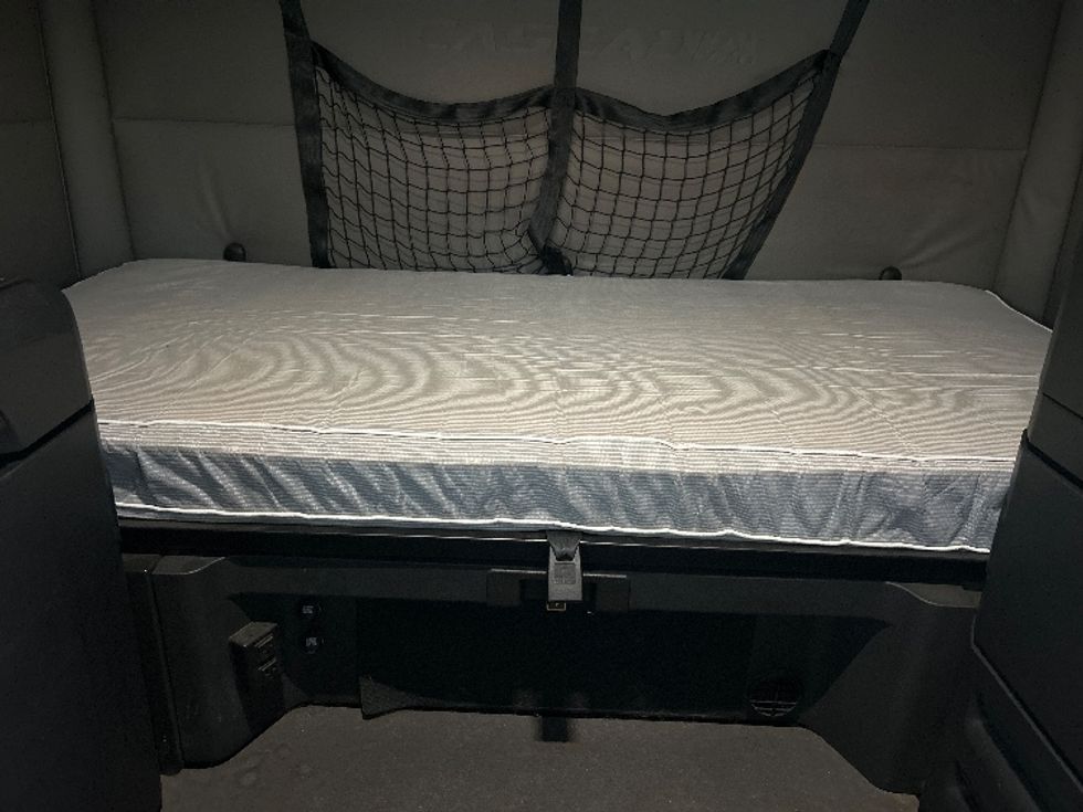 Sleeper Tractor-Heavy Duty Tractors-Freightliner-2021-T12664ST-Greensboro-NC-462,470\n\t\tmiles-$ 68,750 - Image 17