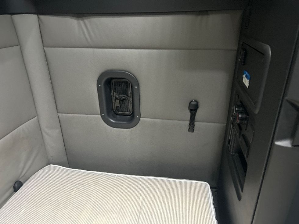 Sleeper Tractor-Heavy Duty Tractors-Freightliner-2021-T12664ST-Greensboro-NC-462,470\n\t\tmiles-$ 68,750 - Image 18