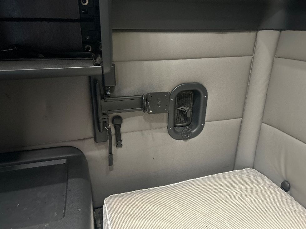 Sleeper Tractor-Heavy Duty Tractors-Freightliner-2021-T12664ST-Greensboro-NC-462,470\n\t\tmiles-$ 68,750 - Image 19