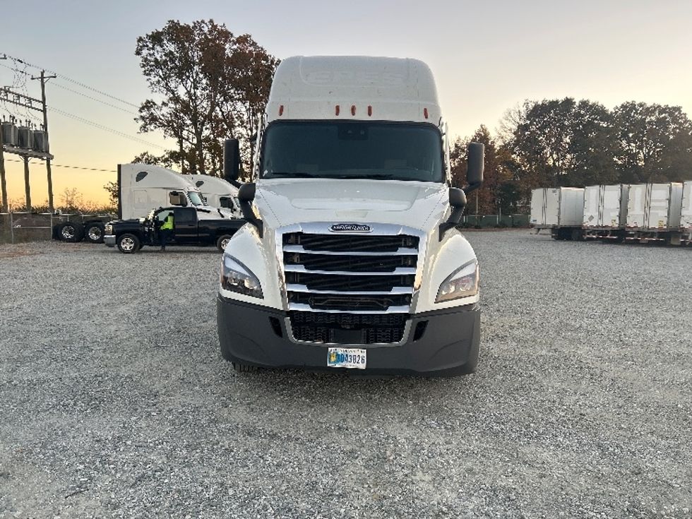 Sleeper Tractor-Heavy Duty Tractors-Freightliner-2021-T12664ST-Greensboro-NC-462,470\n\t\tmiles-$ 68,750 - Image 2