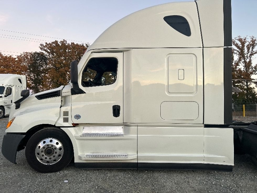 Sleeper Tractor-Heavy Duty Tractors-Freightliner-2021-T12664ST-Greensboro-NC-462,470\n\t\tmiles-$ 68,750 - Image 22
