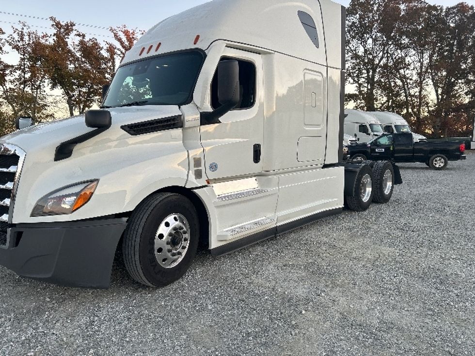 Sleeper Tractor-Heavy Duty Tractors-Freightliner-2021-T12664ST-Greensboro-NC-462,470\n\t\tmiles-$ 68,750 - Image 3