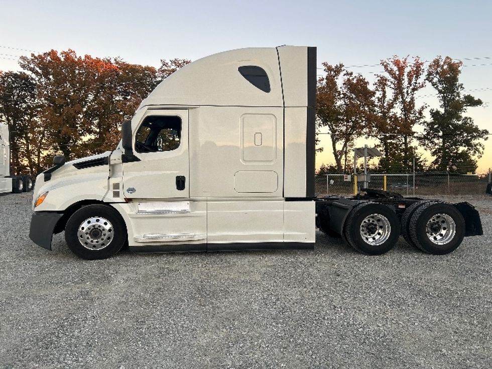 Sleeper Tractor-Heavy Duty Tractors-Freightliner-2021-T12664ST-Greensboro-NC-462,470\n\t\tmiles-$ 68,750 - Image 4