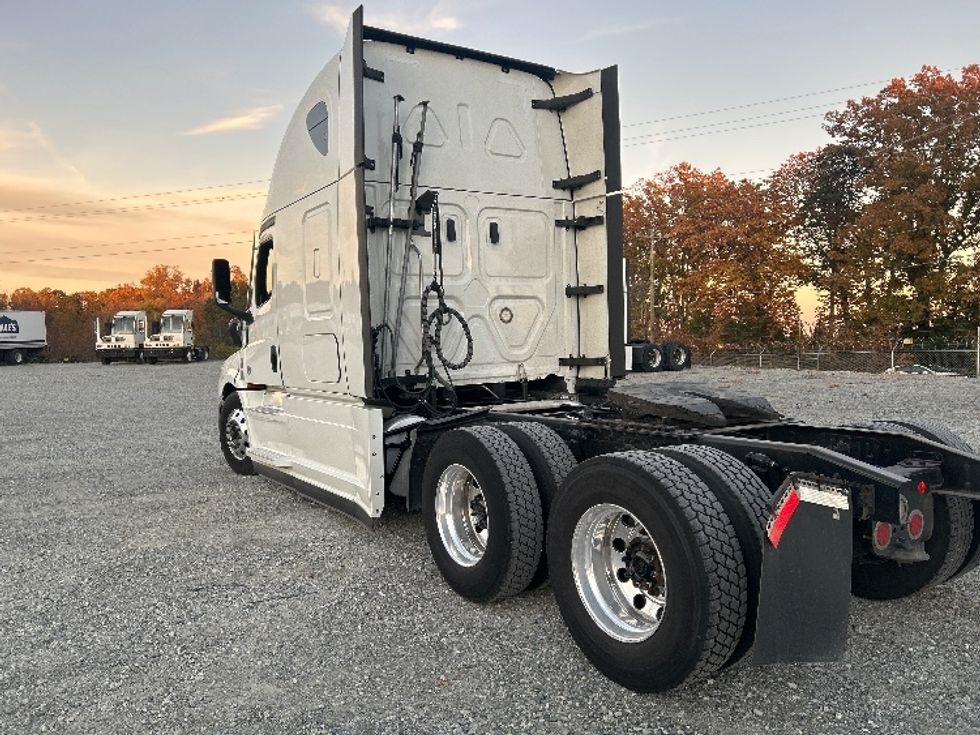 Sleeper Tractor-Heavy Duty Tractors-Freightliner-2021-T12664ST-Greensboro-NC-462,470\n\t\tmiles-$ 68,750 - Image 5