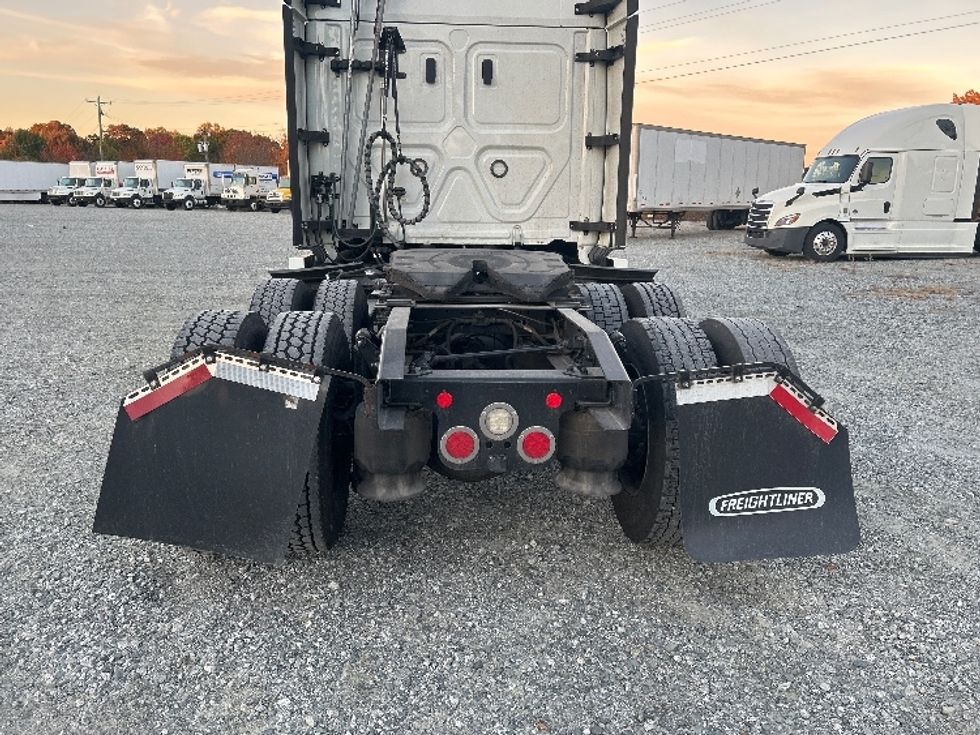 Sleeper Tractor-Heavy Duty Tractors-Freightliner-2021-T12664ST-Greensboro-NC-462,470\n\t\tmiles-$ 68,750 - Image 6