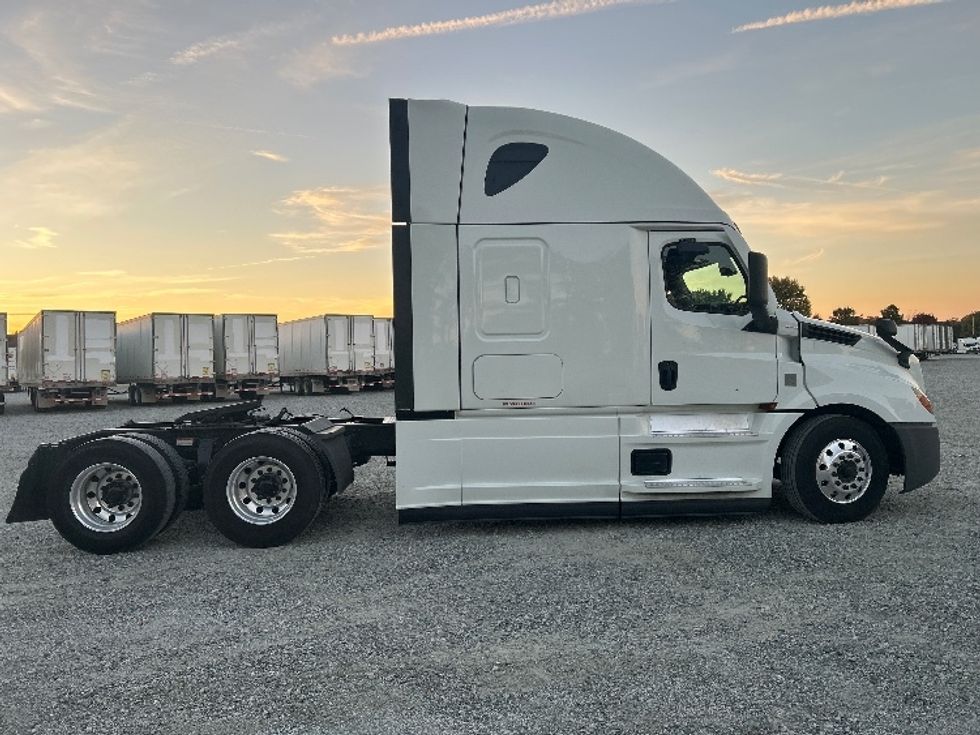 Sleeper Tractor-Heavy Duty Tractors-Freightliner-2021-T12664ST-Greensboro-NC-462,470\n\t\tmiles-$ 68,750 - Image 8