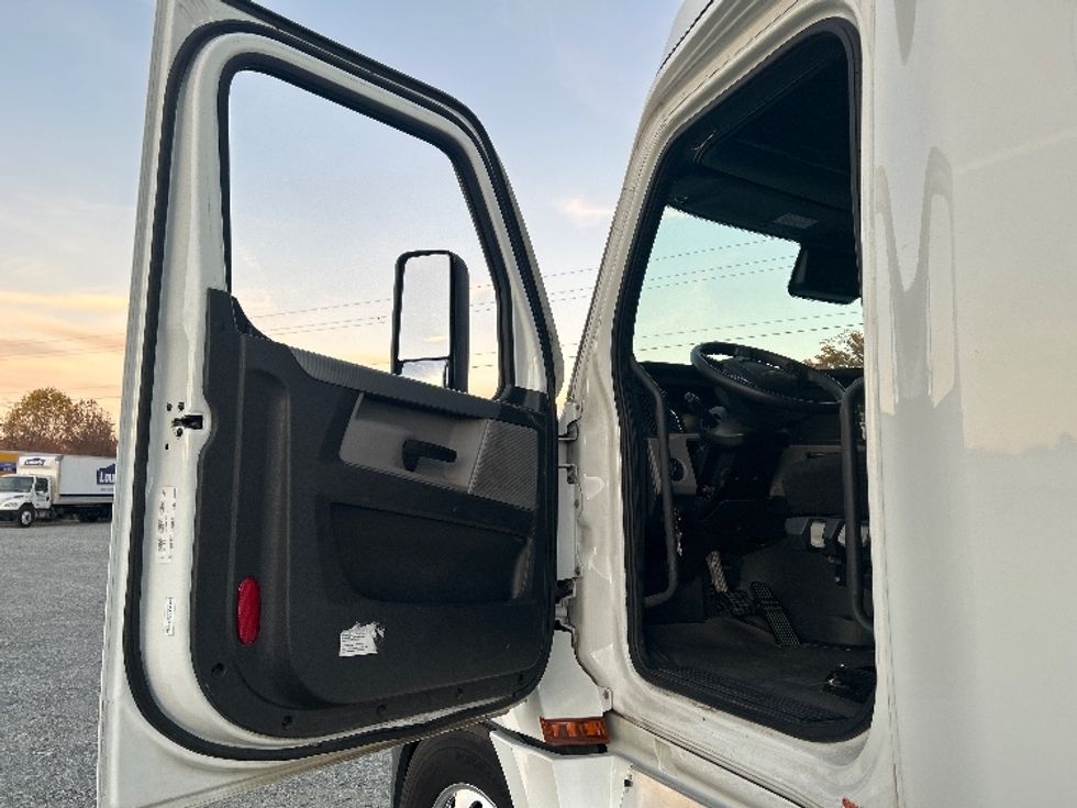 Sleeper Tractor-Heavy Duty Tractors-Freightliner-2021-T12664ST-Greensboro-NC-462,470\n\t\tmiles-$ 68,750 - Image 9