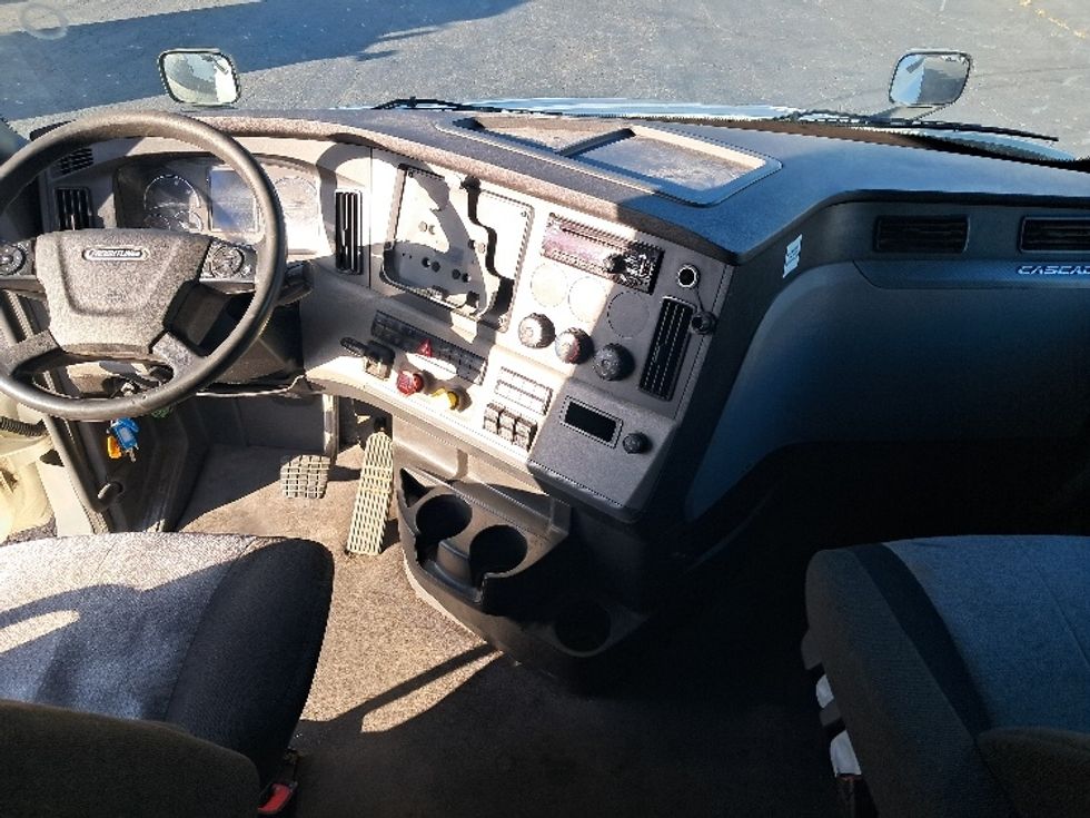 Sleeper Tractor-Heavy Duty Tractors-Freightliner-2021-T12664ST-Greensboro-NC-472,492\n\t\tmiles-$ 73,500 - Image 12