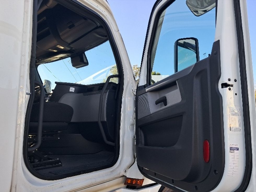 Sleeper Tractor-Heavy Duty Tractors-Freightliner-2021-T12664ST-Greensboro-NC-472,492\n\t\tmiles-$ 73,500 - Image 13