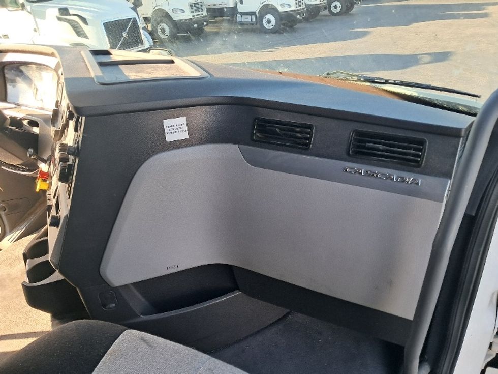 Sleeper Tractor-Heavy Duty Tractors-Freightliner-2021-T12664ST-Greensboro-NC-472,492\n\t\tmiles-$ 73,500 - Image 14