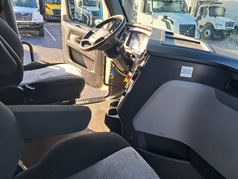 Sleeper Tractor-Heavy Duty Tractors-Freightliner-2021-T12664ST-Greensboro-NC-472,492\n\t\tmiles-$ 73,500 - Image 15