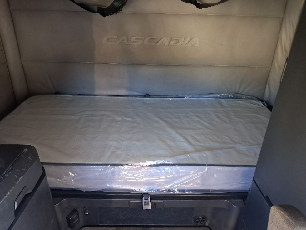 Sleeper Tractor-Heavy Duty Tractors-Freightliner-2021-T12664ST-Greensboro-NC-472,492\n\t\tmiles-$ 73,500 - Image 16