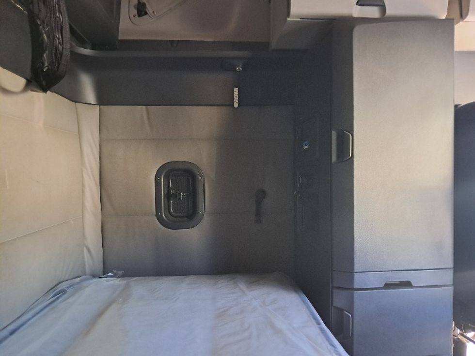 Sleeper Tractor-Heavy Duty Tractors-Freightliner-2021-T12664ST-Greensboro-NC-472,492\n\t\tmiles-$ 73,500 - Image 18