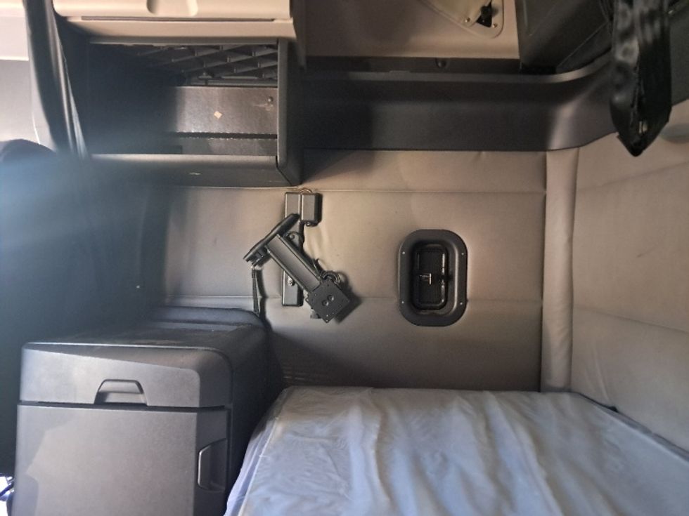 Sleeper Tractor-Heavy Duty Tractors-Freightliner-2021-T12664ST-Greensboro-NC-472,492\n\t\tmiles-$ 73,500 - Image 19