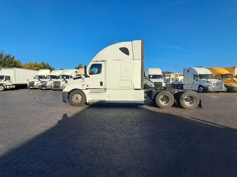 Sleeper Tractor-Heavy Duty Tractors-Freightliner-2021-T12664ST-Greensboro-NC-472,492\n\t\tmiles-$ 73,500 - Image 4