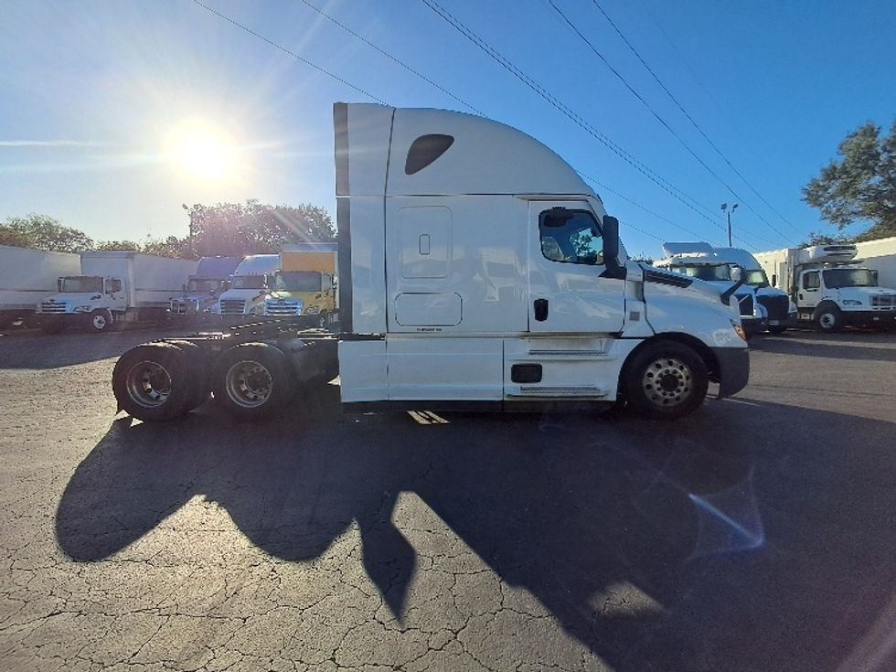 Sleeper Tractor-Heavy Duty Tractors-Freightliner-2021-T12664ST-Greensboro-NC-472,492\n\t\tmiles-$ 73,500 - Image 8