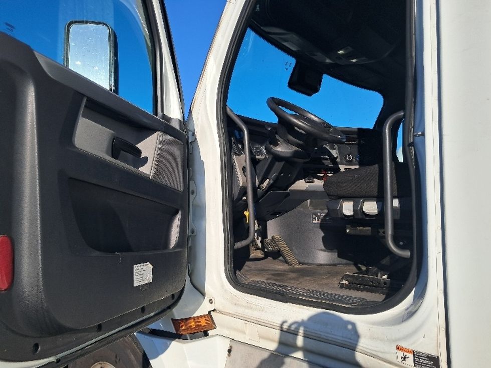 Sleeper Tractor-Heavy Duty Tractors-Freightliner-2021-T12664ST-Greensboro-NC-472,492\n\t\tmiles-$ 73,500 - Image 9