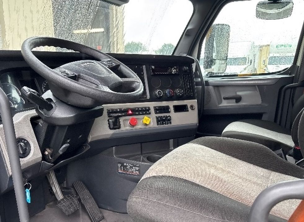Sleeper Tractor-Heavy Duty Tractors-Freightliner-2021-T12664ST-Greensboro-NC-472,771\n\t\tmiles-$ 68,750 - Image 10